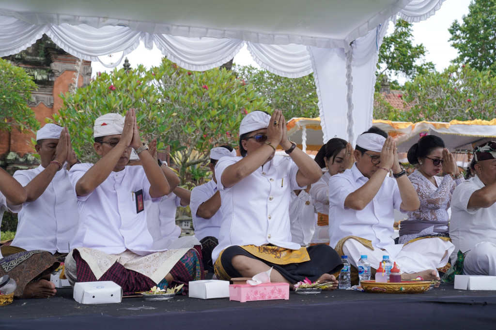 Bupati Badung Pimpin Persembahyangan Bersama Tawur Agung Kesanga